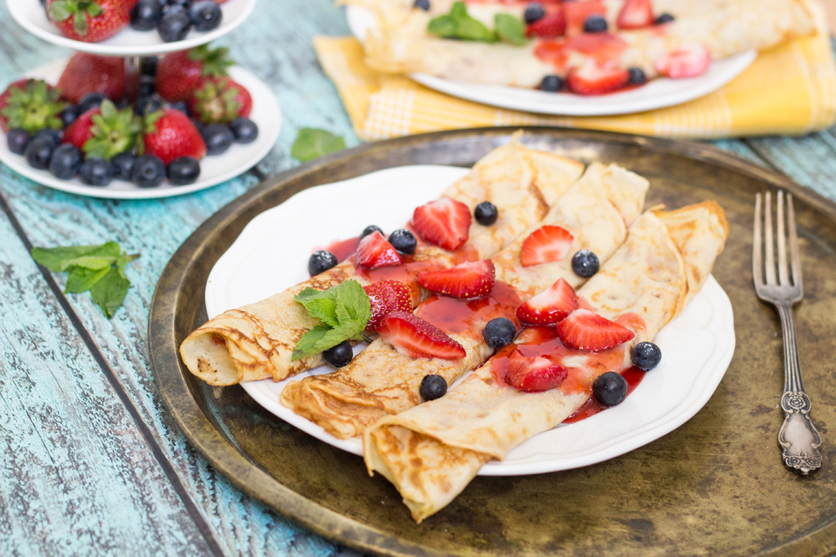 Los panqueques suecos se pueden rellenar o cubrir con cualquier ingrediente dulce que te guste. Esta receta requiere solo 5 ingredientes y es super simple!