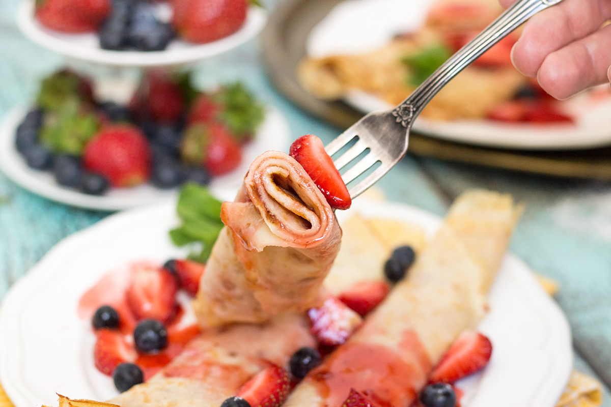 Los panqueques suecos se pueden rellenar o cubrir con cualquier ingrediente dulce que te guste. Esta receta requiere solo 5 ingredientes y es super simple!