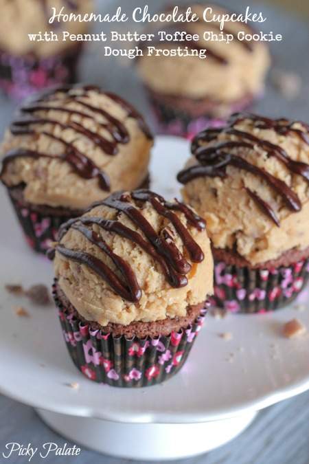 Magdalenas caseras de chocolate con mantequilla de manĂ Toffee Chip Galleta Masa Frosting by