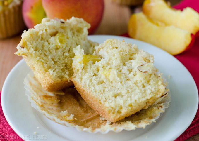 Muffins de Streusel de almendra de melocotón: Muffins de melocotón húmedos y tiernos, acentuados con extracto de almendra y rematados con un streusel de almendra dulce y crujiente.