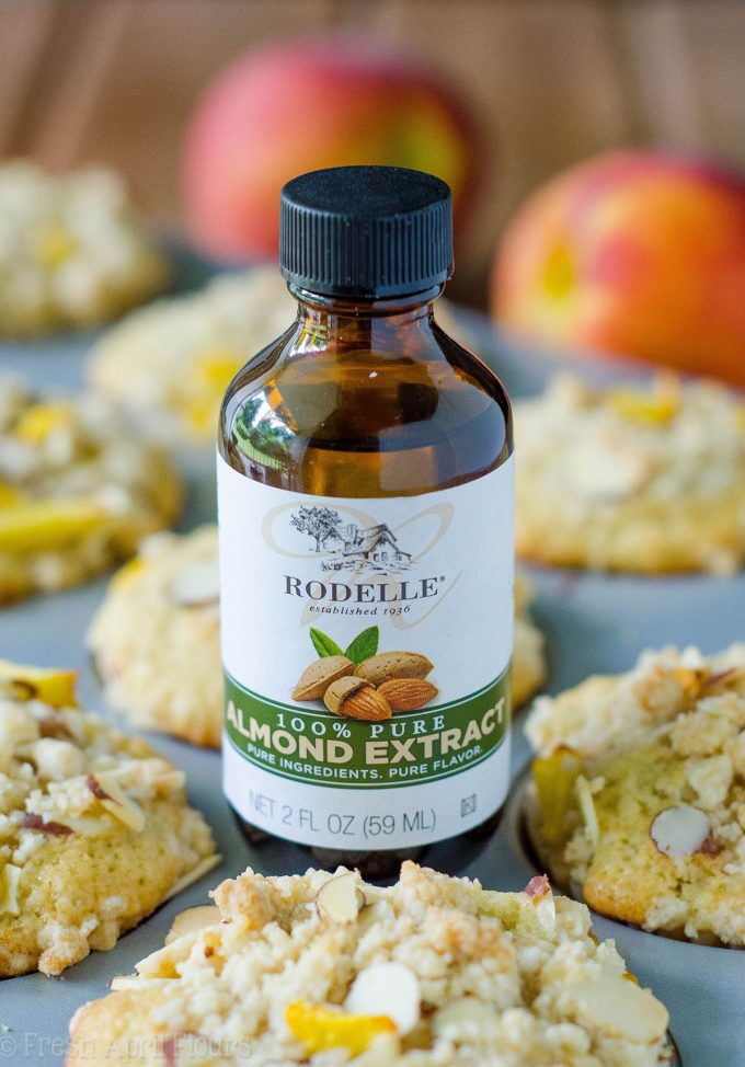 Muffins de Streusel de almendra de melocotón: Muffins de melocotón húmedos y tiernos, acentuados con extracto de almendra y rematados con un streusel de almendra dulce y crujiente.