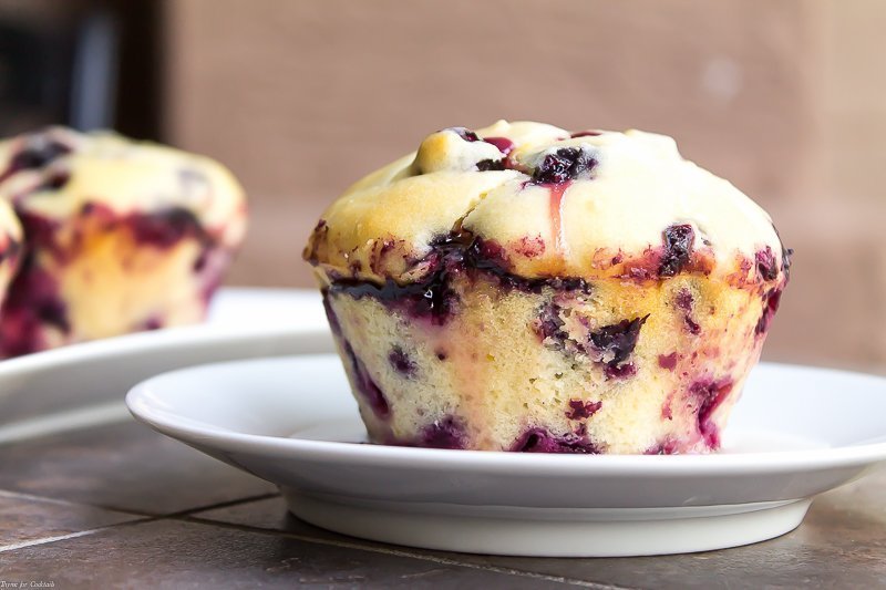Un bol de muffins de limón y arándanos en un plato