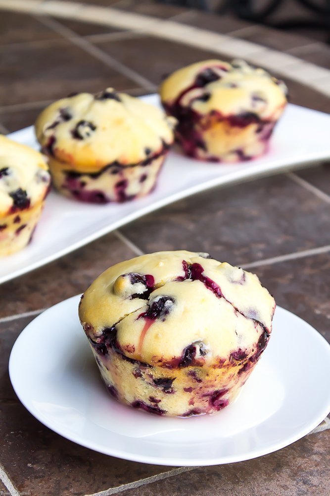 Un bol de muffins de limón y arándanos en un plato