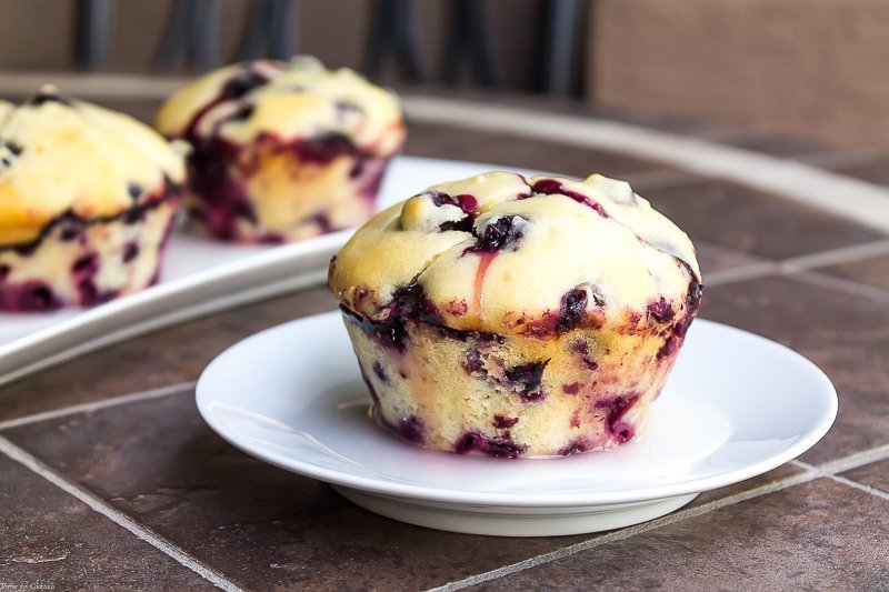 Un bol de muffins de limón y arándanos en un plato