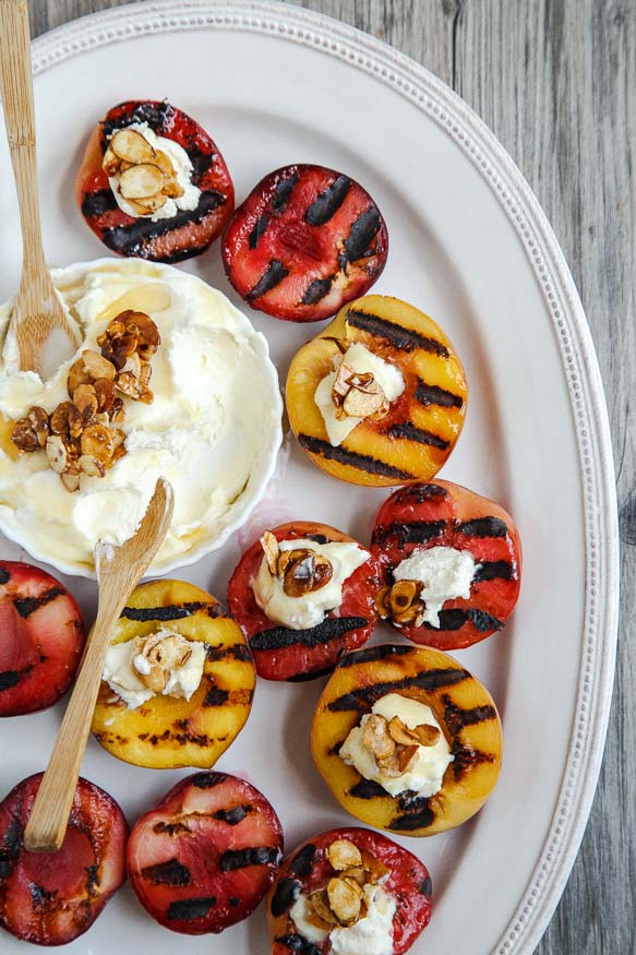 Melocotones a la parrilla y ciruelas con salsa mascarpone de almendras @dessertfortwo