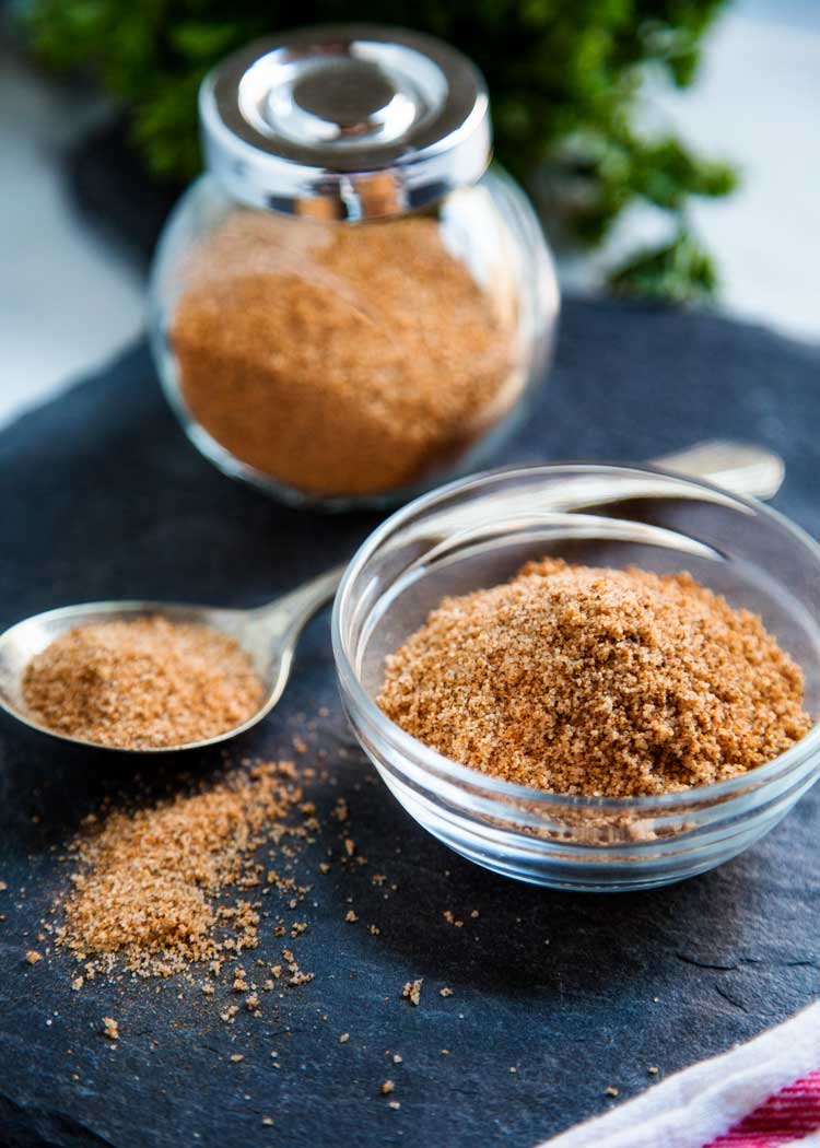 Esta mezcla criolla de condimentos condimentados está hecha con la mayoría de los artículos que ya están en su gabinete de especias sin la sal cargada que viene con mezclas de especias preempaquetadas. keviniscooking.com