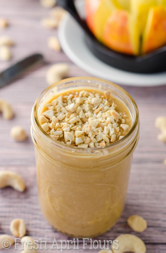 Mantequilla de cacahuete con mantequilla de maní salada: dulce y salada, naturalmente hecha en casa con mantequilla. ¡Estás a solo 4 ingredientes y a pocos minutos de disfrutar de tu nueva mantequilla de nuez casera favorita!