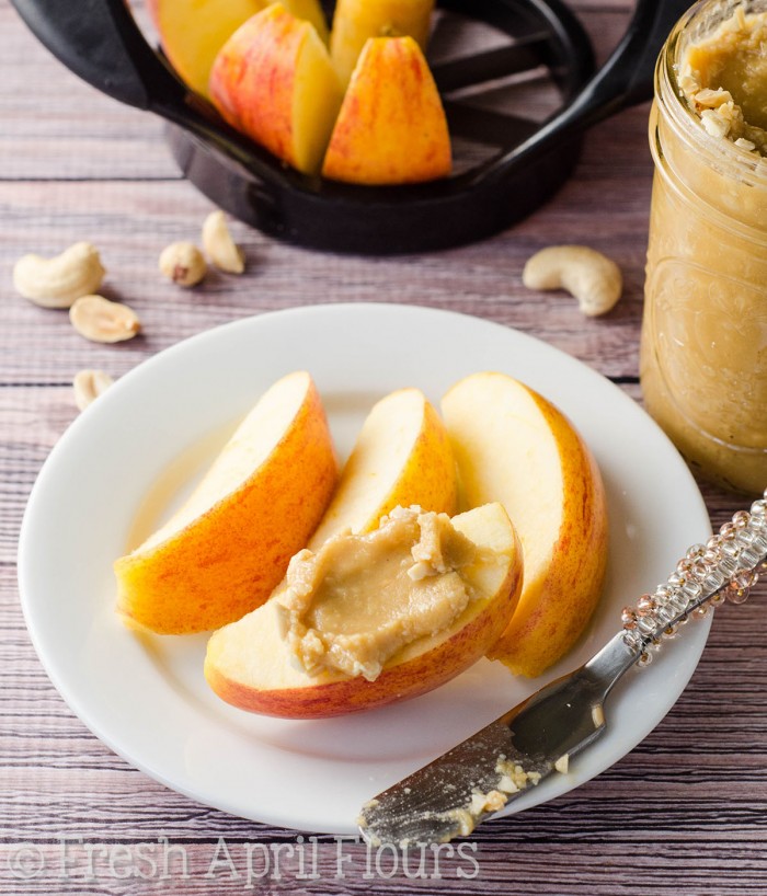 Mantequilla de cacahuete con mantequilla de maní salada: dulce y salada, naturalmente hecha en casa con mantequilla. ¡Estás a solo 4 ingredientes y a pocos minutos de disfrutar de tu nueva mantequilla de nuez casera favorita!