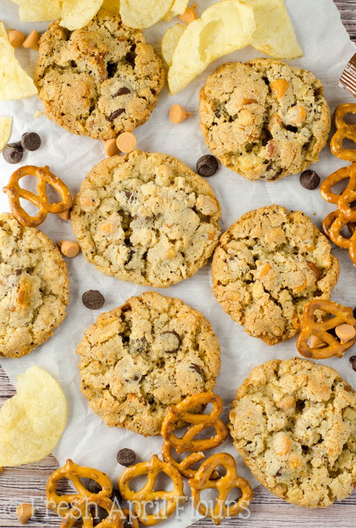 Milk Bar's Compost Cookies®: Crujientes, galletas de mantequilla rellenas con trocitos de caramelo y trocitos de chocolate, galletas Graham, avena, granos de café, pretzels y papas fritas. ¡La galleta perfecta para los amantes del postre indecisos!