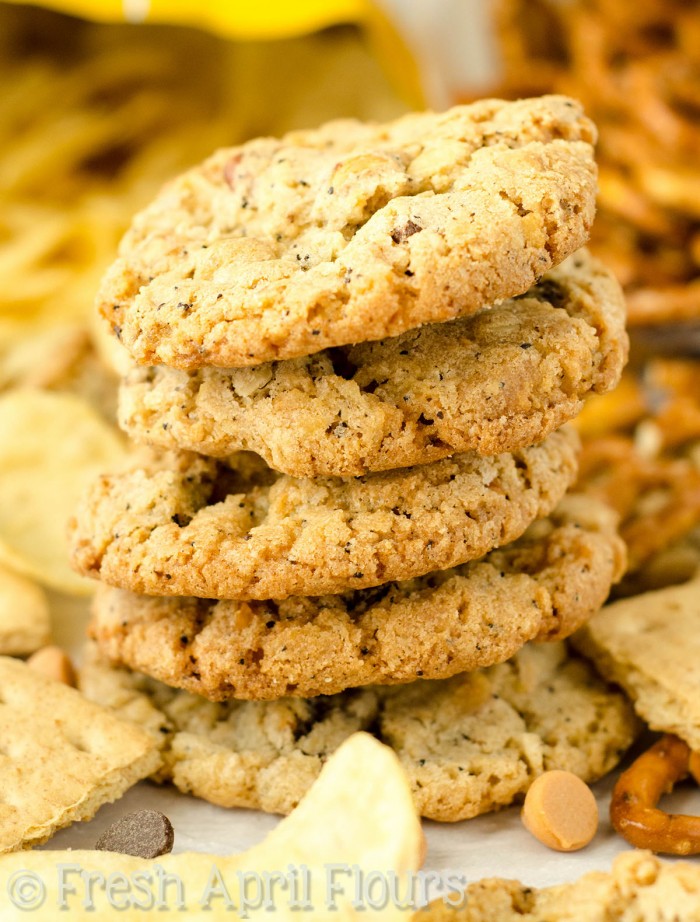 Milk Bar's Compost Cookies®: Crujientes, galletas de mantequilla rellenas con trocitos de caramelo y trocitos de chocolate, galletas Graham, avena, granos de café, pretzels y papas fritas. ¡La galleta perfecta para los amantes del postre indecisos!