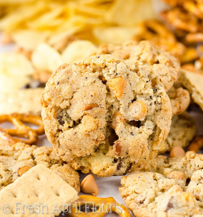 Milk Bar's Compost Cookies®: Crujientes, galletas de mantequilla rellenas con trocitos de caramelo y trocitos de chocolate, galletas Graham, avena, granos de café, pretzels y papas fritas. ¡La galleta perfecta para los amantes del postre indecisos!