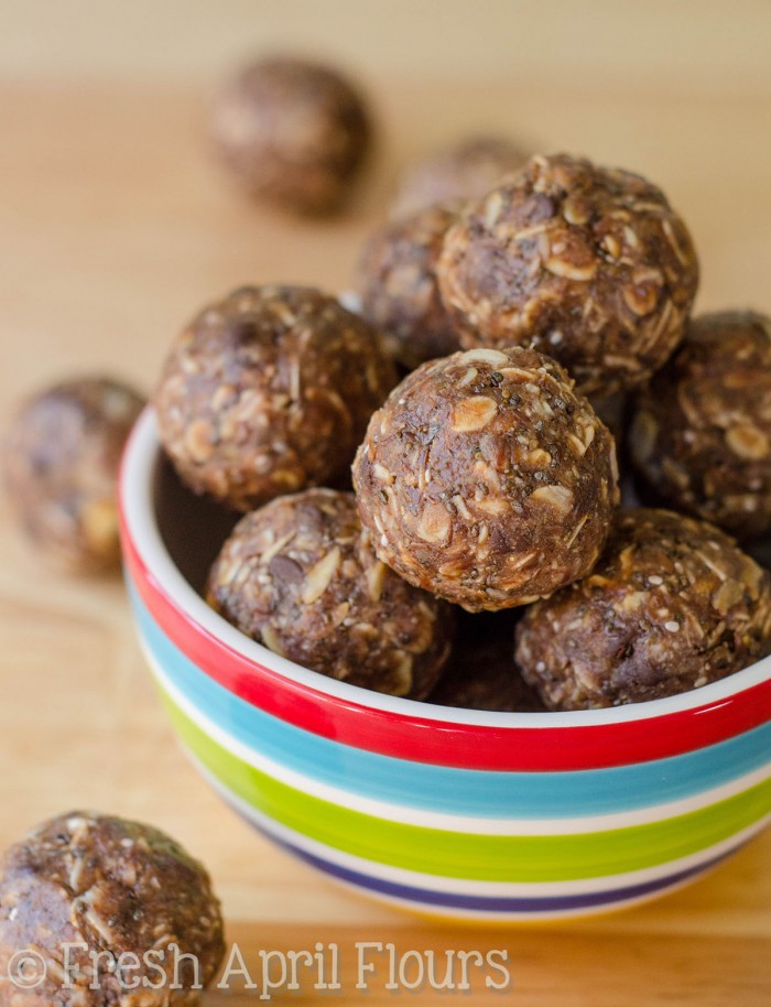 Mordeduras de chocolate con energía: ¡Mordidas de avena con trocitos de chocolate cargadas con mantequilla de nueces, linaza y semillas de chia de alto valor proteico para ayudarlo a alimentarse en el camino o ayudarlo a comer bocadillos sin culpa!