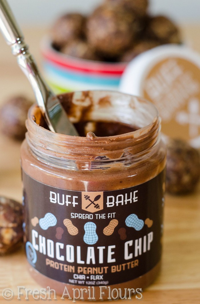 Mordeduras de chocolate con energía: ¡Mordidas de avena con trocitos de chocolate cargadas con mantequilla de nueces, linaza y semillas de chia de alto valor proteico para ayudarlo a alimentarse en el camino o ayudarlo a comer bocadillos sin culpa!