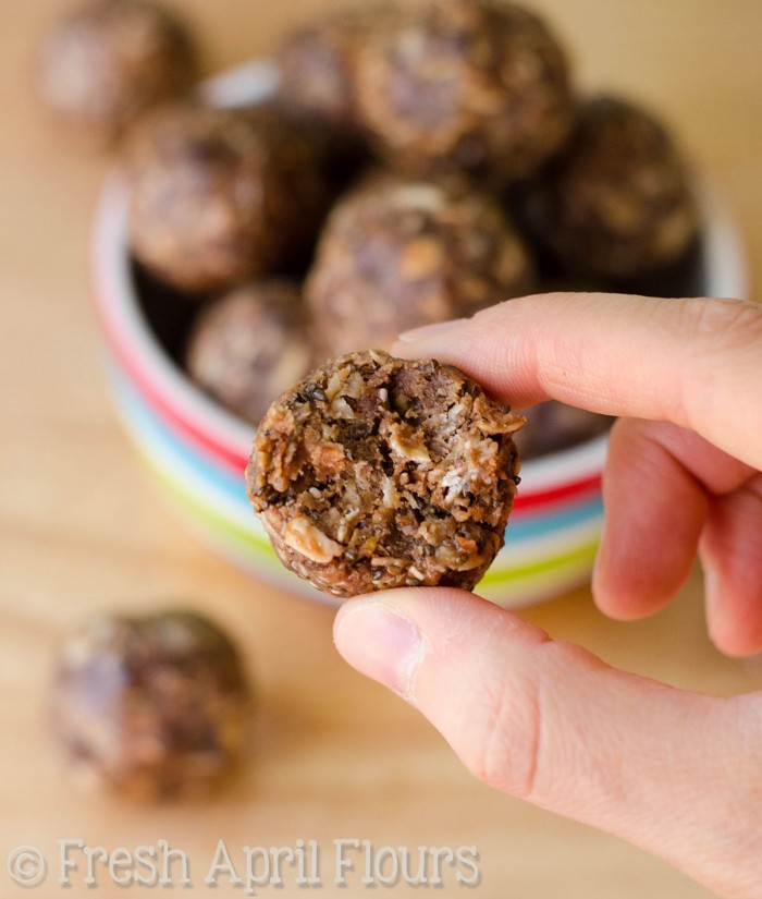 Mordeduras de chocolate con energía: ¡Mordidas de avena con trocitos de chocolate cargadas con mantequilla de nueces, linaza y semillas de chia de alto valor proteico para ayudarlo a alimentarse en el camino o ayudarlo a comer bocadillos sin culpa!