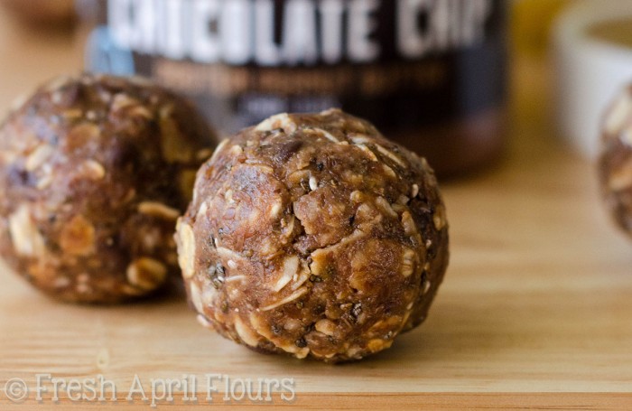 Mordeduras de chocolate con energía: ¡Mordidas de avena con trocitos de chocolate cargadas con mantequilla de nueces, linaza y semillas de chia de alto valor proteico para ayudarlo a alimentarse en el camino o ayudarlo a comer bocadillos sin culpa!