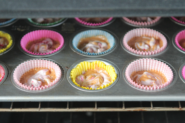Muffins De Calabaza Remolino De Frambuesa Y Crema-12