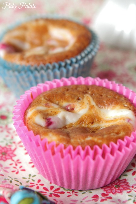 Muffins de calabaza con forma de frambuesa y crema de