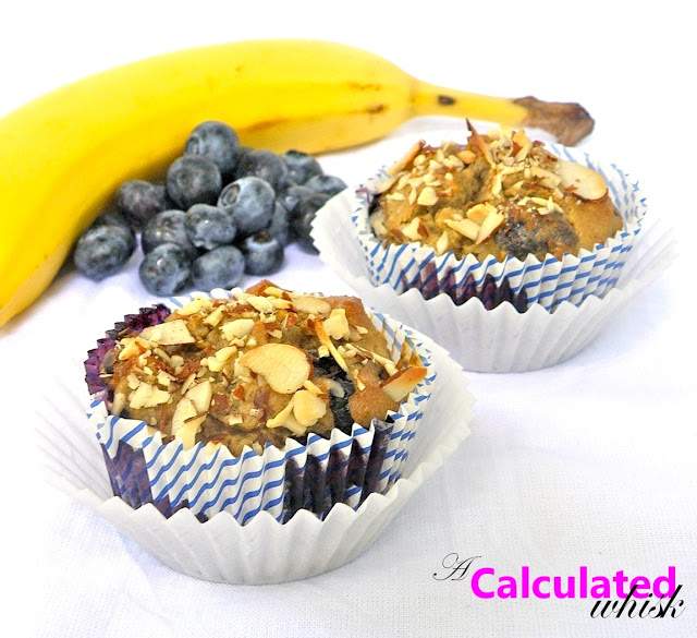 Muffins de arándanos y plátanos (Sin gluten, Paleo) | acalculatedwhisk.com