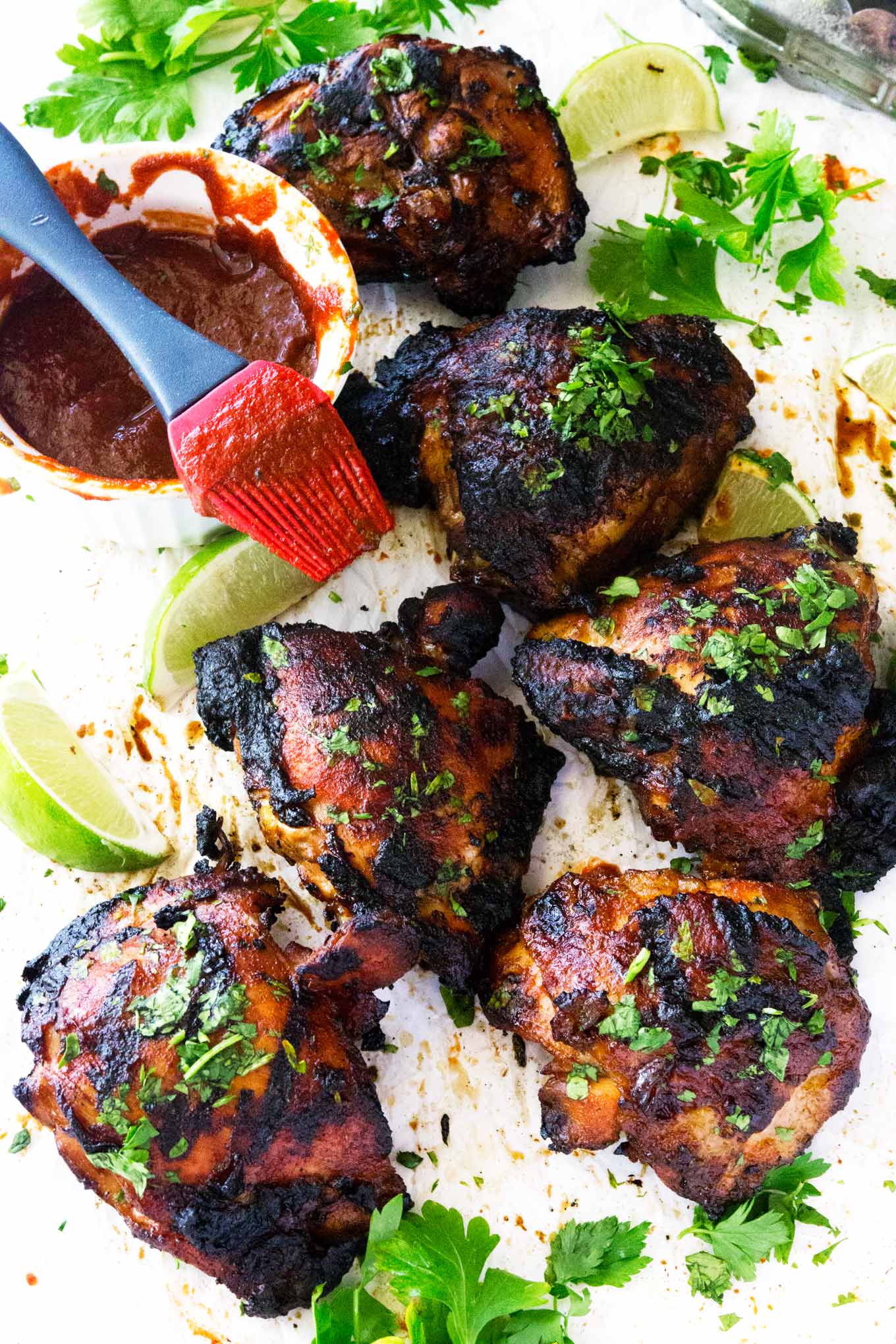 ¡Estos muslos de pollo a la parrilla con miel y lima de Sriracha son un éxito absoluto! Tienen una pequeña cremallera, una pequeña espiga y un poco de dulzura a la parrilla a la perfección. Ideal para cualquier barbacoa en casa o una deliciosa comida casera.