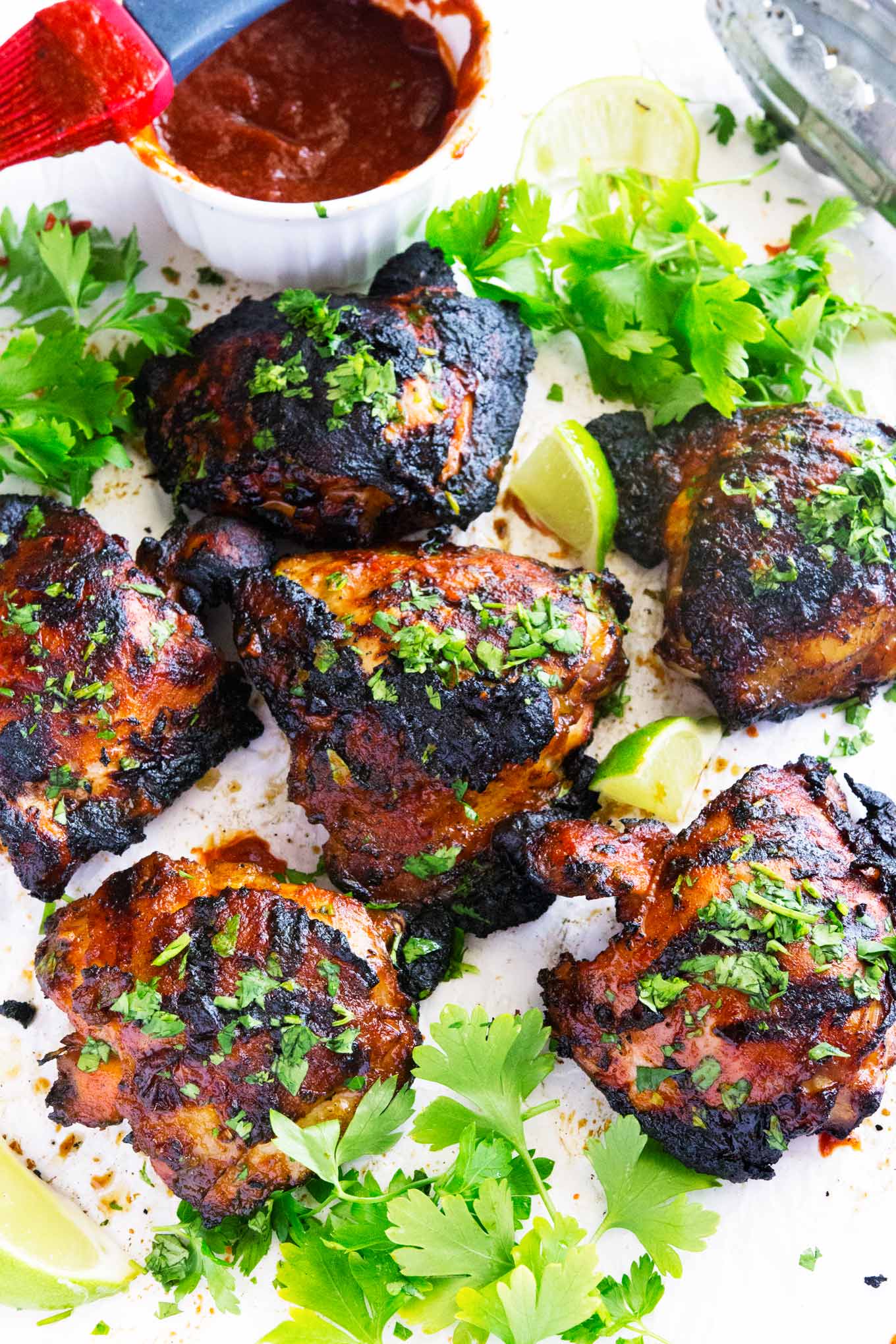 ¡Estos muslos de pollo a la parrilla con miel y lima de Sriracha son un éxito absoluto! Tienen una pequeña cremallera, una pequeña espiga y un poco de dulzura a la parrilla a la perfección. Ideal para cualquier barbacoa en casa o una deliciosa comida casera.