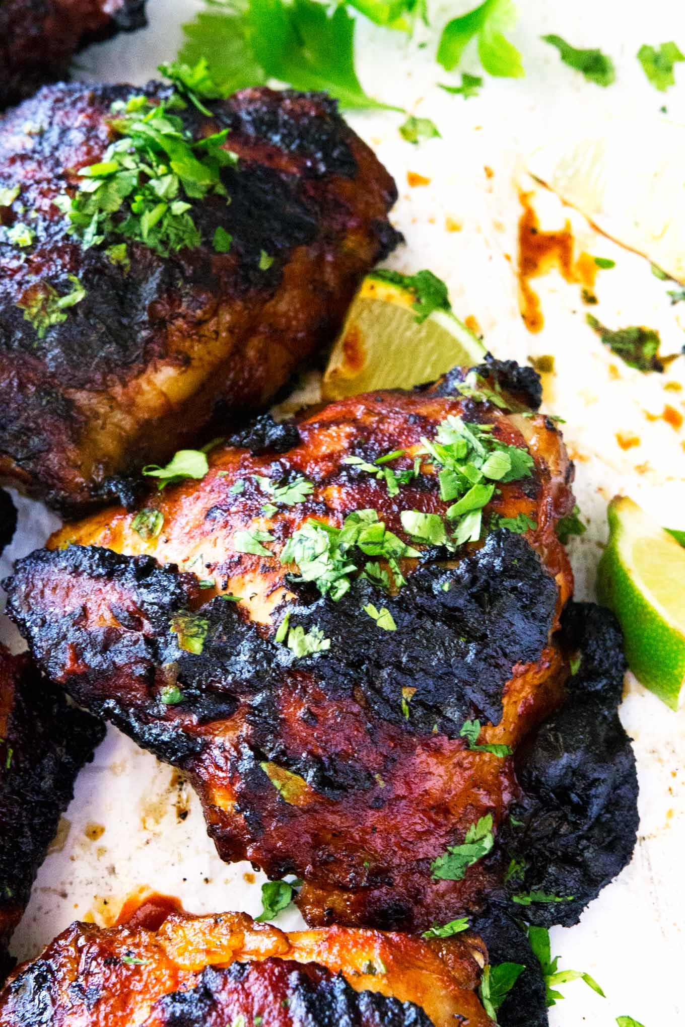 ¡Estos muslos de pollo a la parrilla con miel y lima de Sriracha son un éxito absoluto! Tienen una pequeña cremallera, una pequeña espiga y un poco de dulzura a la parrilla a la perfección. Ideal para cualquier barbacoa en casa o una deliciosa comida casera.