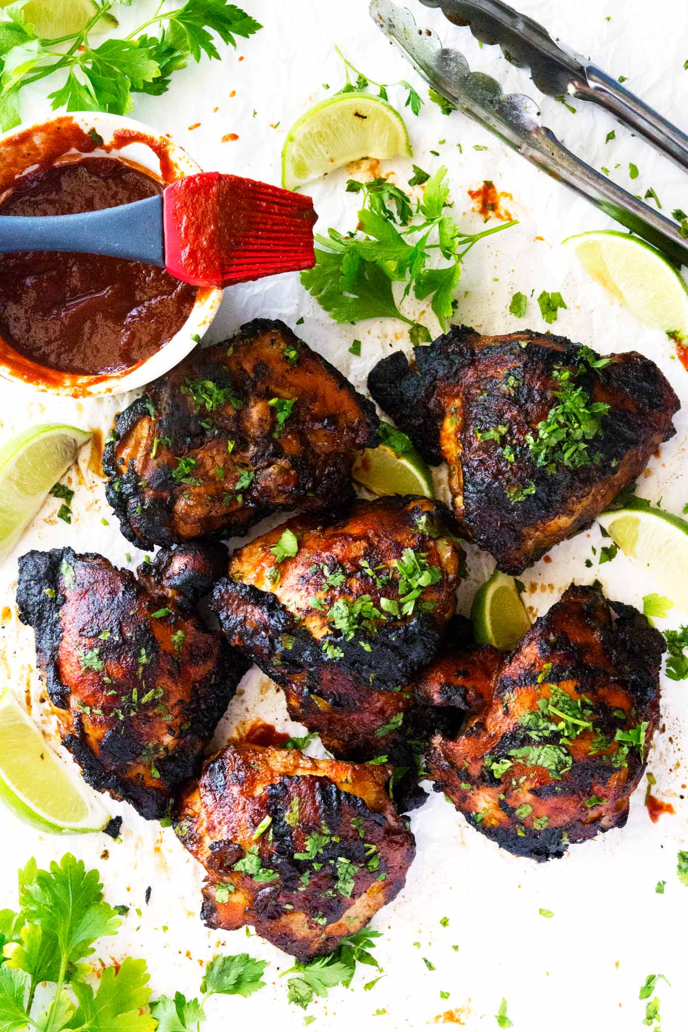 ¡Estos muslos de pollo a la parrilla con miel y lima de Sriracha son un éxito absoluto! Tienen una pequeña cremallera, una pequeña espiga y un poco de dulzura a la parrilla a la perfección. Ideal para cualquier barbacoa en casa o una deliciosa comida casera.