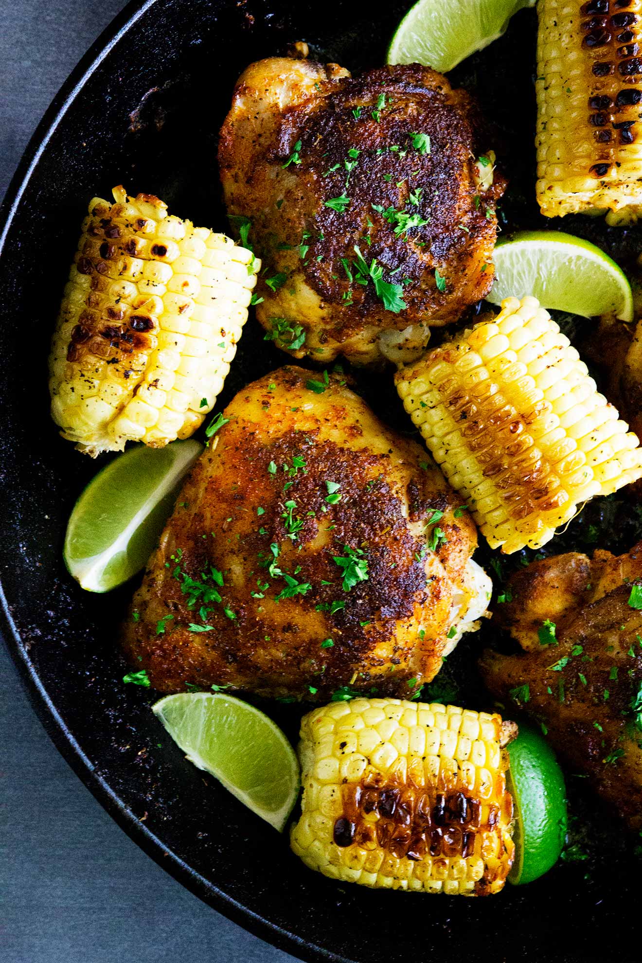 Los sabores del bayou cobran vida en estos muslos de pollo Bayou Cajun. ¡Cargado de sabor, esta comida fácil está cubierta con jugo de maíz y lima y es absolutamente sabrosa!