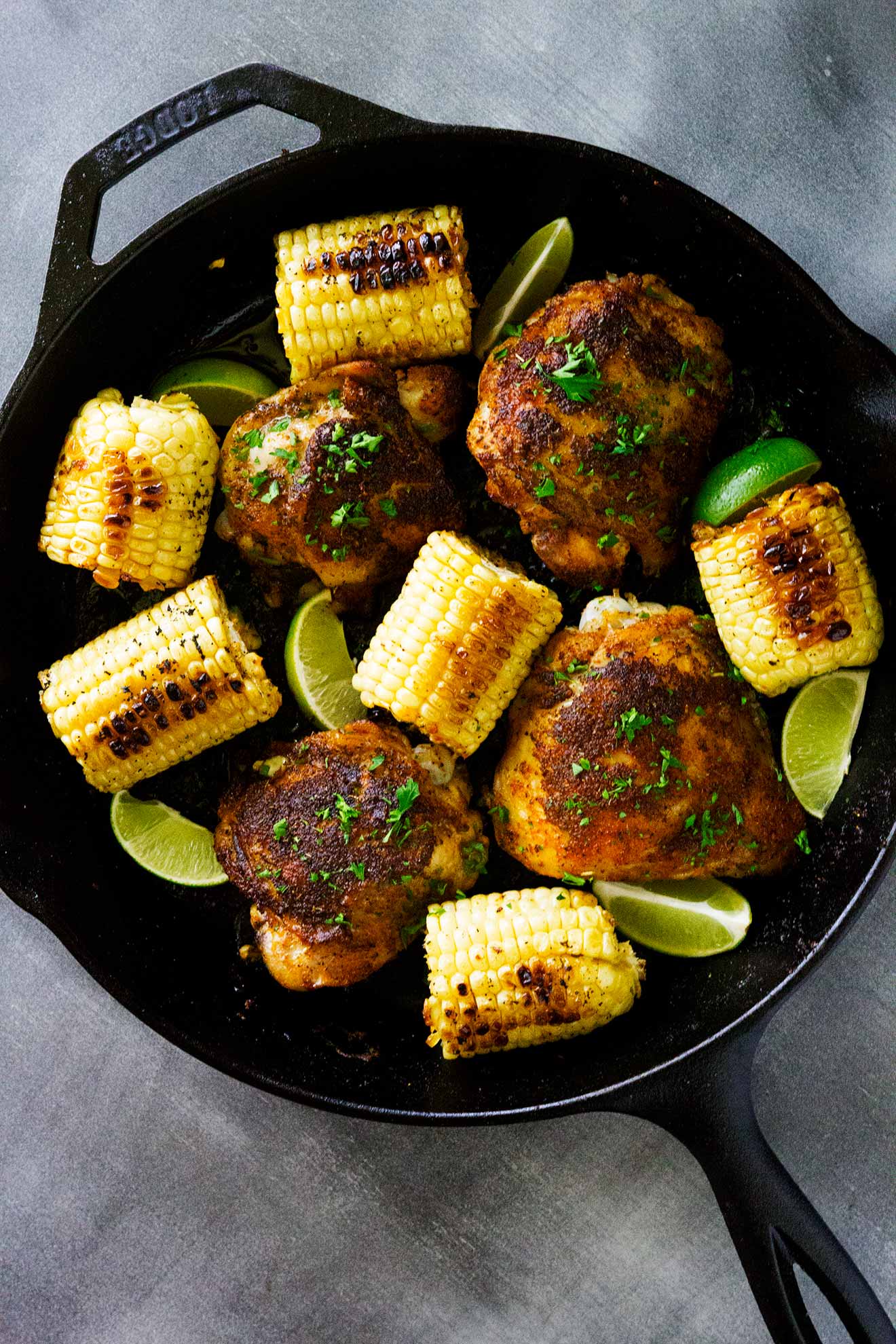 Los sabores del bayou cobran vida en estos muslos de pollo Bayou Cajun. ¡Cargado de sabor, esta comida fácil está cubierta con jugo de maíz y lima y es absolutamente sabrosa!