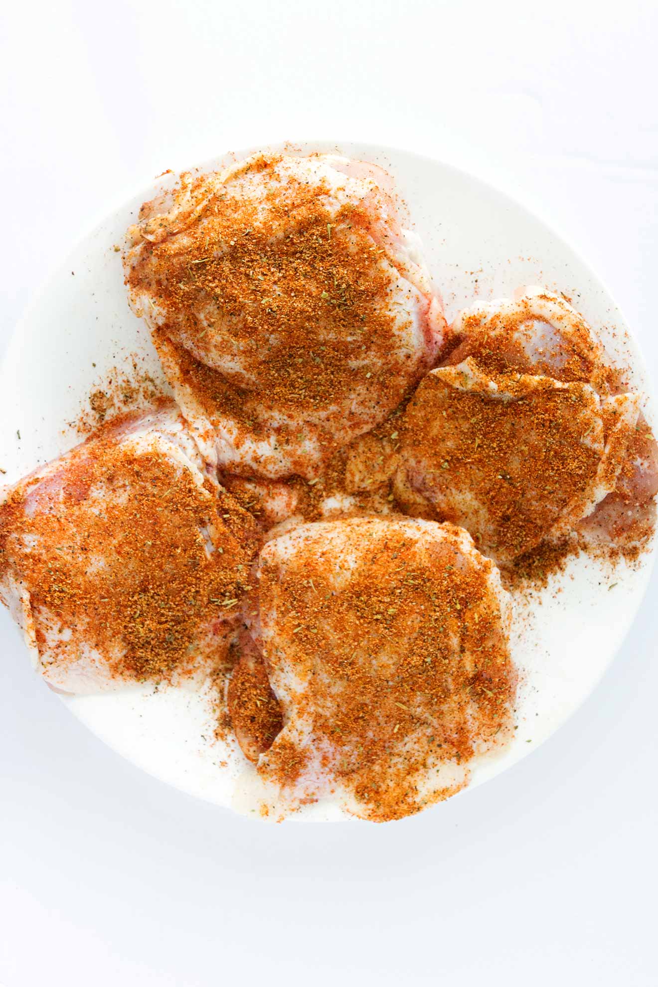 Los sabores del bayou cobran vida en estos muslos de pollo Bayou Cajun. ¡Cargado de sabor, esta comida fácil está cubierta con jugo de maíz y lima y es absolutamente sabrosa!