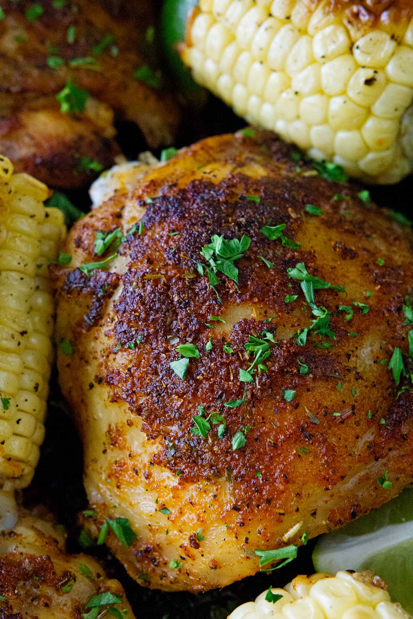 Los sabores del bayou cobran vida en estos muslos de pollo Bayou Cajun. ¡Cargado de sabor, esta comida fácil está cubierta con jugo de maíz y lima y es absolutamente sabrosa!