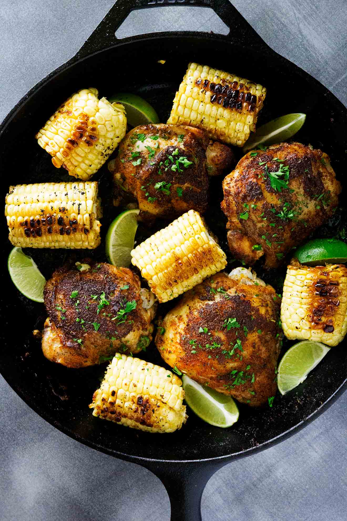 Los sabores del bayou cobran vida en estos muslos de pollo Bayou Cajun. ¡Cargado de sabor, esta comida fácil está cubierta con jugo de maíz y lima y es absolutamente sabrosa!