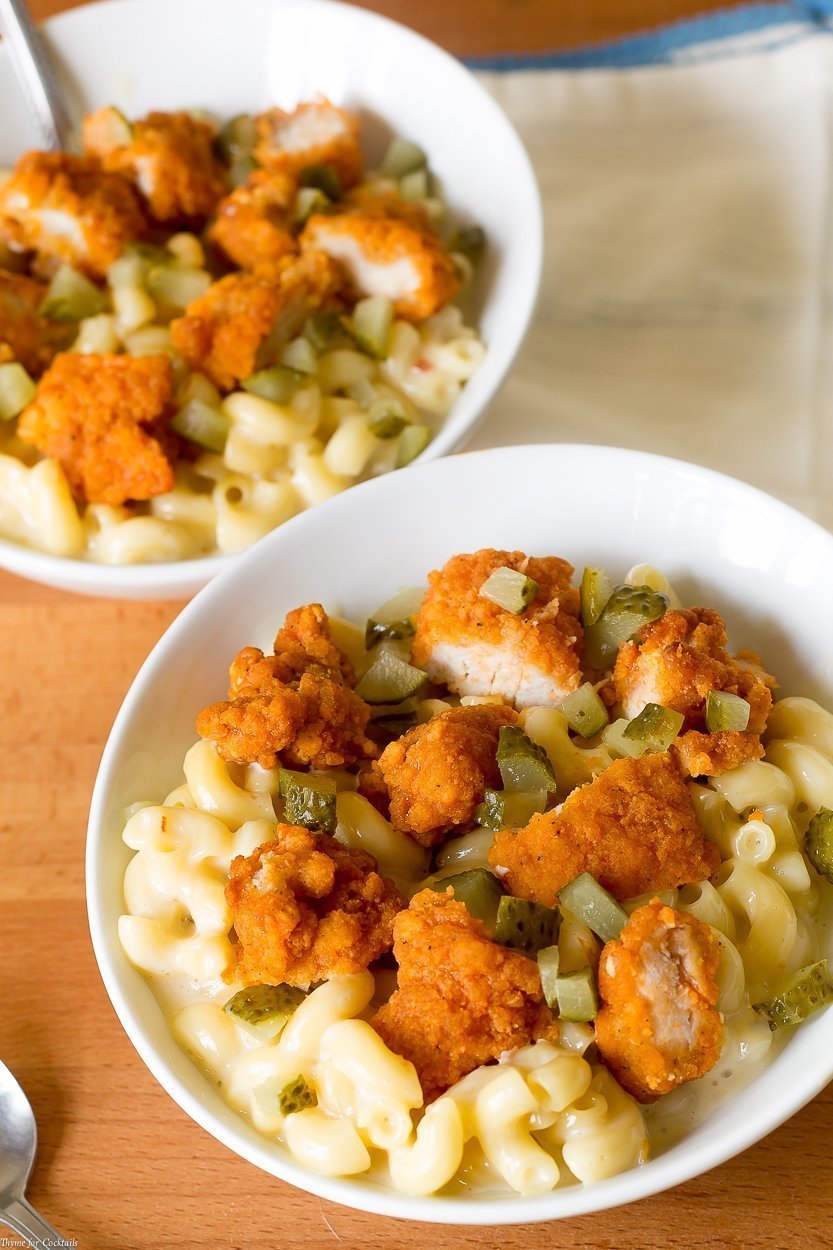 Este Nashville Hot Chicken Mac and Cheese es tan picante + cremoso que me lleva de regreso a este verano cuando pasamos el fin de semana comiendo a través de Tennessee.