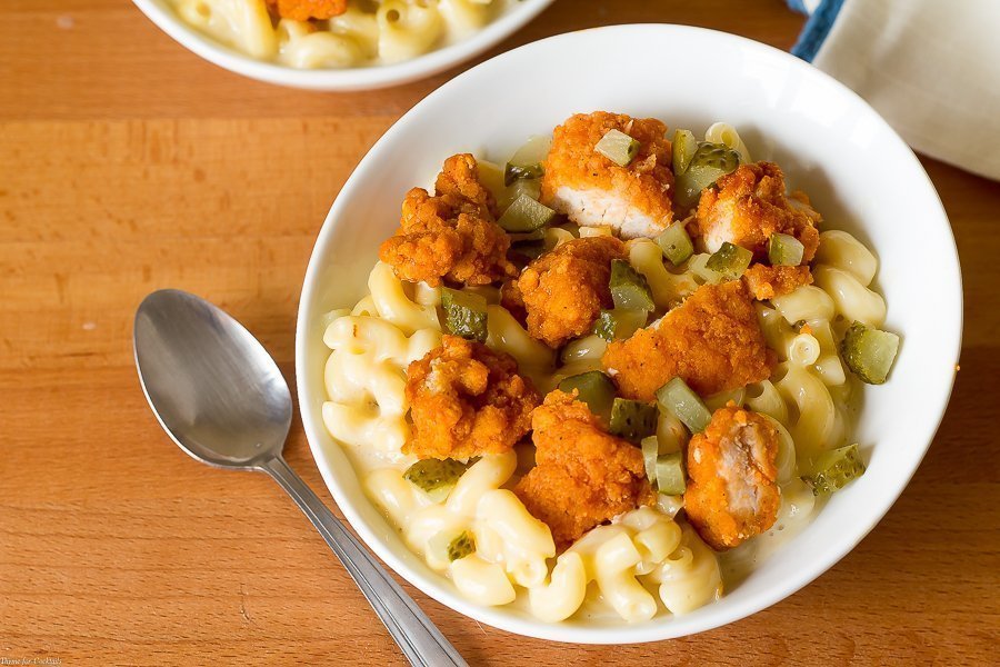 Este Nashville Hot Chicken Mac and Cheese es tan picante + cremoso que me lleva de regreso a este verano cuando pasamos el fin de semana comiendo a través de Tennessee.