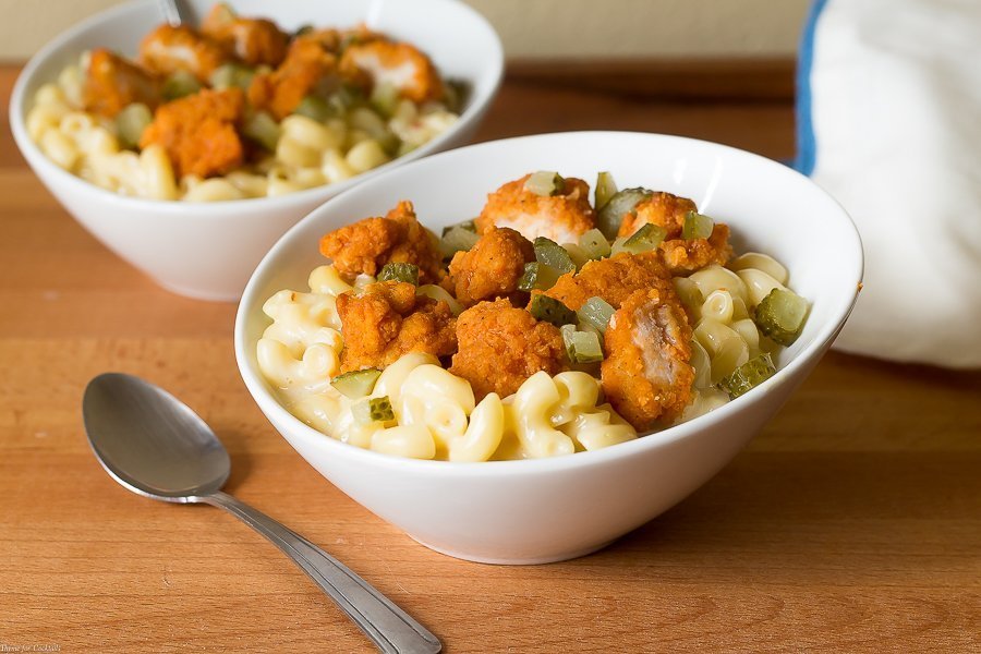 Este Nashville Hot Chicken Mac and Cheese es tan picante + cremoso que me lleva de regreso a este verano cuando pasamos el fin de semana comiendo a través de Tennessee.
