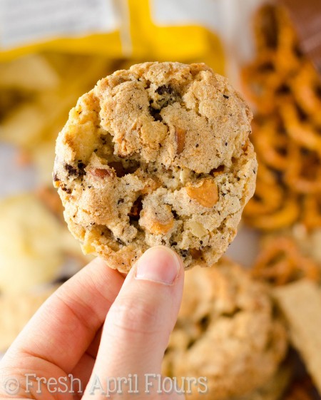 Milk Bar's Compost Cookies®: Crujientes, galletas de mantequilla rellenas con trocitos de caramelo y trocitos de chocolate, galletas Graham, avena, granos de café, pretzels y papas fritas. ¡La galleta perfecta para los amantes del postre indecisos!