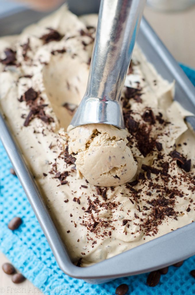 Helado de café sin grasa: Helado de café cremoso y con cuerpo, complementado con ricos trozos de chocolate.