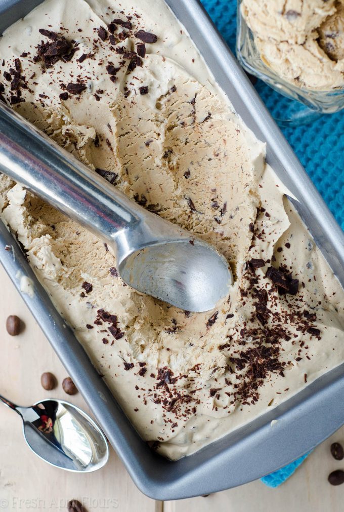 Helado de café sin grasa: Helado de café cremoso y con cuerpo, complementado con ricos trozos de chocolate.