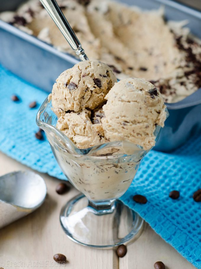 Helado de café sin grasa: Helado de café cremoso y con cuerpo, complementado con ricos trozos de chocolate.