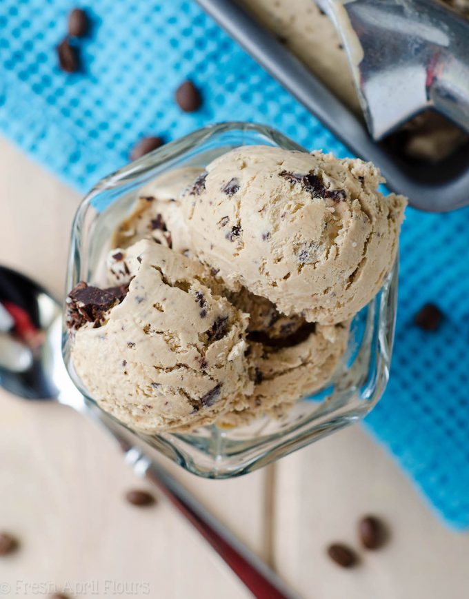 Helado de café sin grasa: Helado de café cremoso y con cuerpo, complementado con ricos trozos de chocolate.