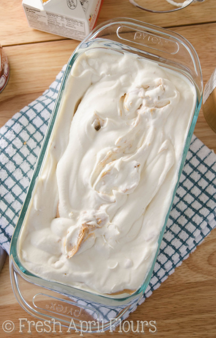 Sin helado de ondulación de mantequilla de maní: fácil, dos ingredientes, sin helado de remover con arrugas de mantequilla de maní.