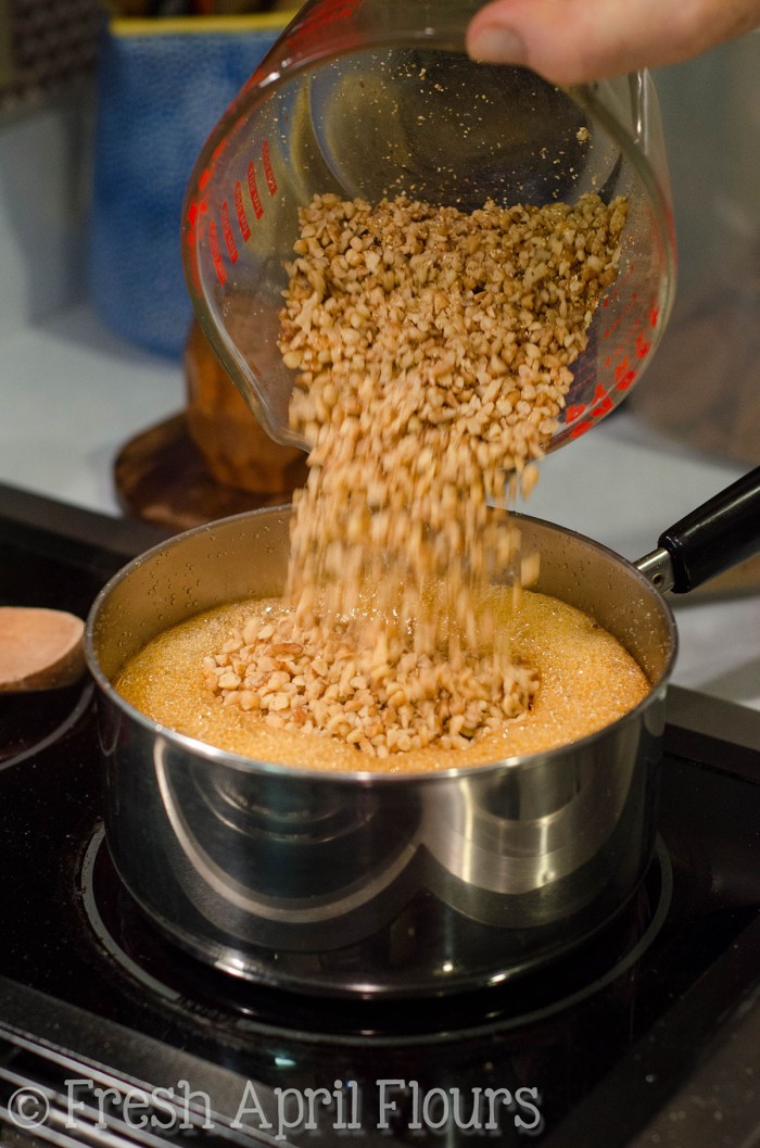 Palitos de galleta de nogal con miel (Sfratti): galletas italianas tradicionales elaboradas a partir de un relleno de nuez de miel con especias y envueltas en una tarta casera.