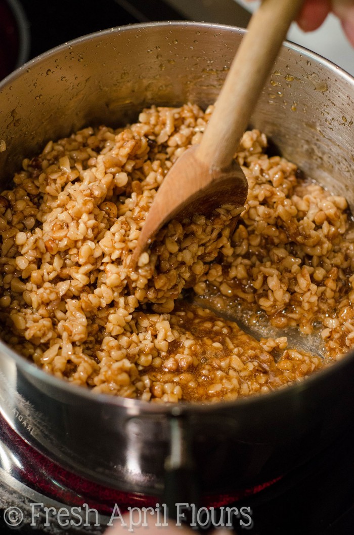 Palitos de galleta de nogal con miel (Sfratti): galletas italianas tradicionales elaboradas a partir de un relleno de nuez de miel con especias y envueltas en una tarta casera.