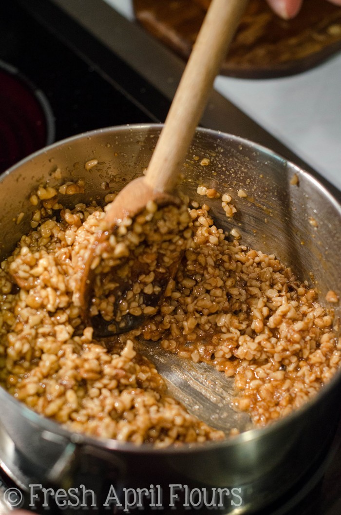 Palitos de galleta de nogal con miel (Sfratti): galletas italianas tradicionales elaboradas a partir de un relleno de nuez de miel con especias y envueltas en una tarta casera.