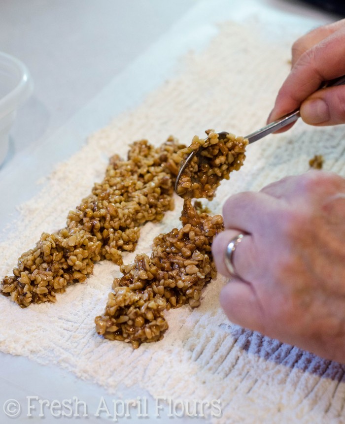 Palitos de galleta de nogal con miel (Sfratti): galletas italianas tradicionales elaboradas a partir de un relleno de nuez de miel con especias y envueltas en una tarta casera.