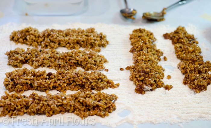Palitos de galleta de nogal con miel (Sfratti): galletas italianas tradicionales elaboradas a partir de un relleno de nuez de miel con especias y envueltas en una tarta casera.