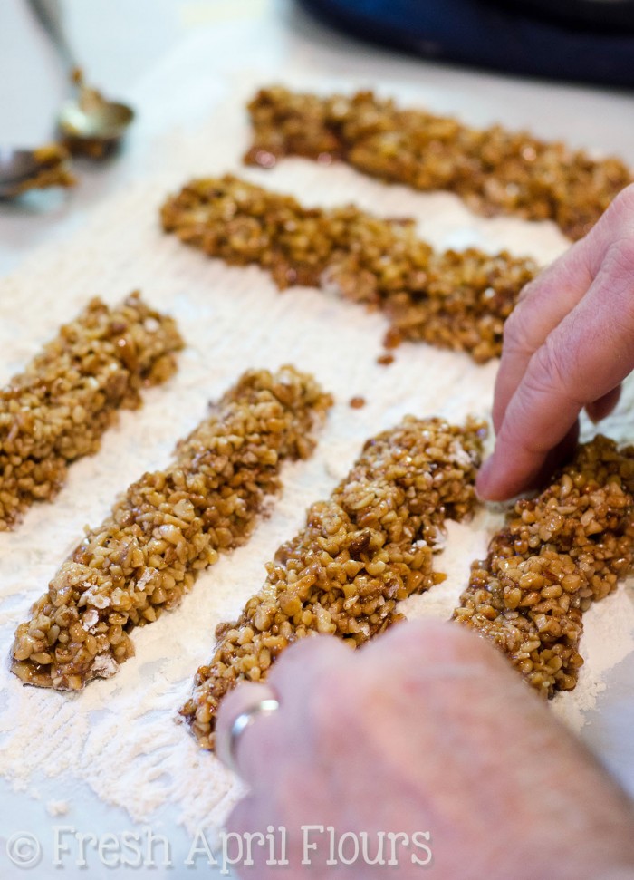 Palitos de galleta de nogal con miel (Sfratti): galletas italianas tradicionales elaboradas a partir de un relleno de nuez de miel con especias y envueltas en una tarta casera.