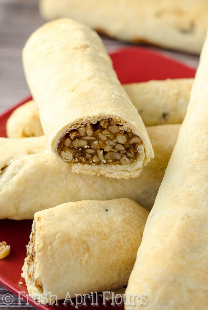 Palitos de galleta de nogal con miel (Sfratti): galletas italianas tradicionales elaboradas a partir de un relleno de nuez de miel con especias y envueltas en una tarta casera.