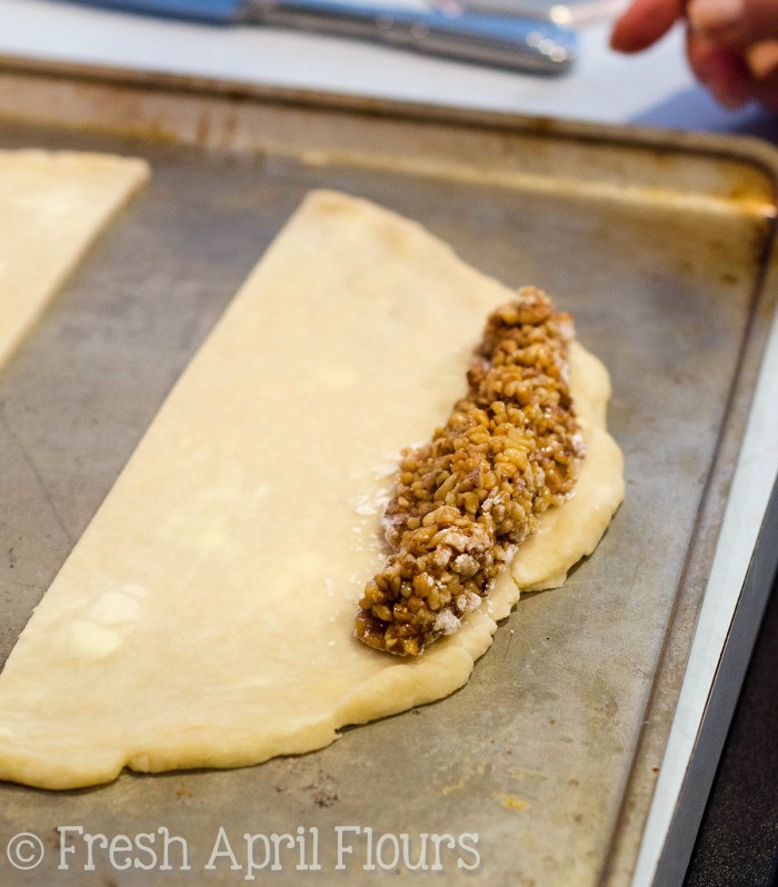Palitos de galleta de nogal con miel (Sfratti): galletas italianas tradicionales elaboradas a partir de un relleno de nuez de miel con especias y envueltas en una tarta casera.