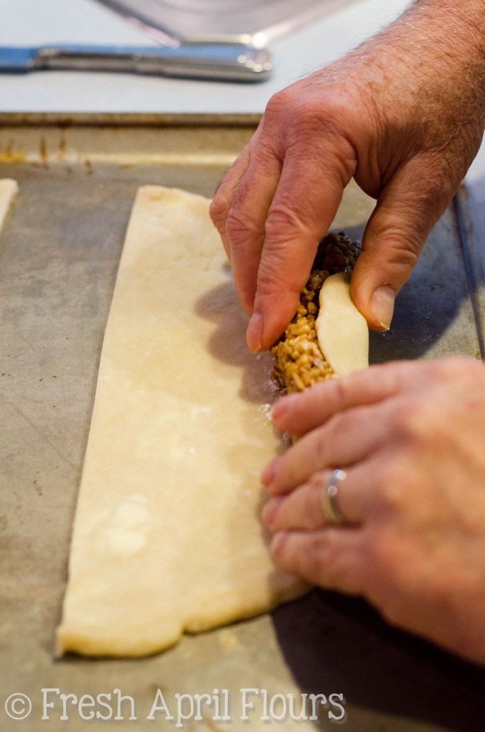 Palitos de galleta de nogal con miel (Sfratti): galletas italianas tradicionales elaboradas a partir de un relleno de nuez de miel con especias y envueltas en una tarta casera.