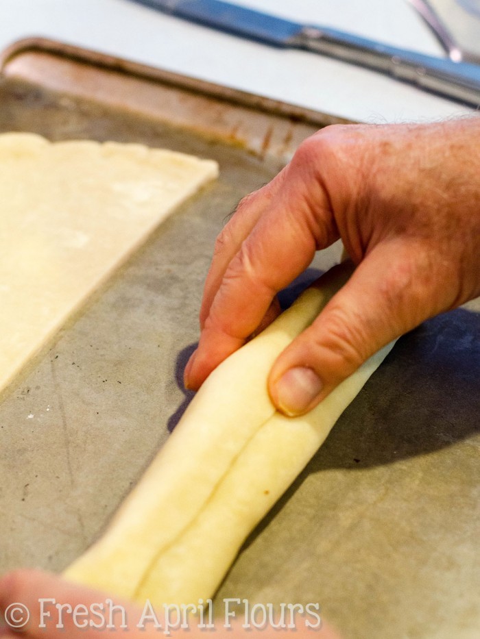 Palitos de galleta de nogal con miel (Sfratti): galletas italianas tradicionales elaboradas a partir de un relleno de nuez de miel con especias y envueltas en una tarta casera.